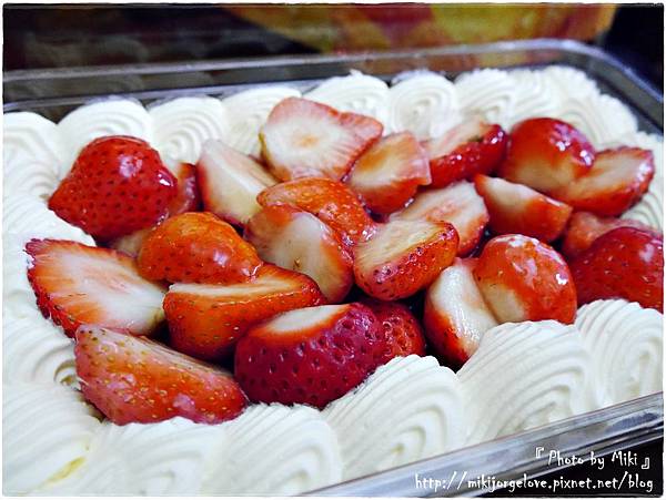 P1280553.JPG ♥♥♥『食品』會讓心也跟融化了的大份量美好甜點~【好市多。新鮮草莓千層蛋糕】