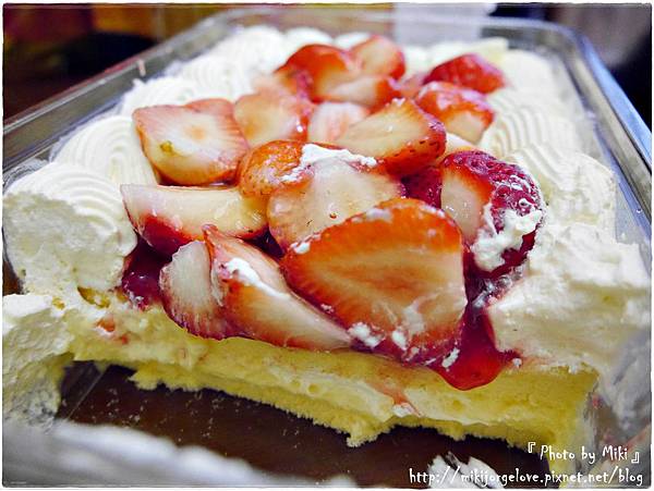 P1280558.JPG ♥♥♥『食品』會讓心也跟融化了的大份量美好甜點~【好市多。新鮮草莓千層蛋糕】