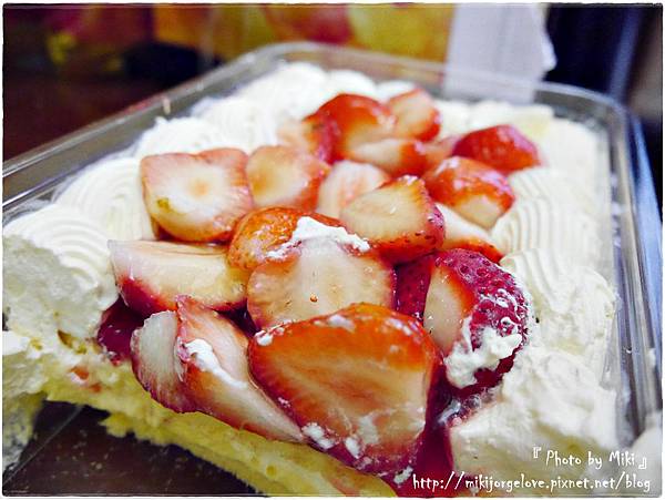 P1280559.JPG ♥♥♥『食品』會讓心也跟融化了的大份量美好甜點~【好市多。新鮮草莓千層蛋糕】