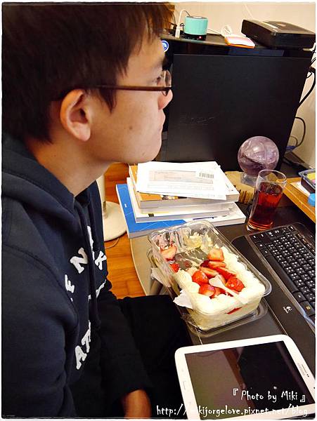 P1280565.JPG ♥♥♥『食品』會讓心也跟融化了的大份量美好甜點~【好市多。新鮮草莓千層蛋糕】