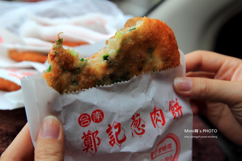 【台南.小吃】鄭記蔥肉餅:府城超人氣的排隊銅板美食,古早味蔥肉餅,很罪惡,但是超香超好吃><
