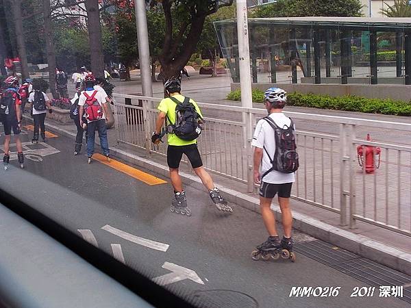 直排輪也可以在快車道上溜。