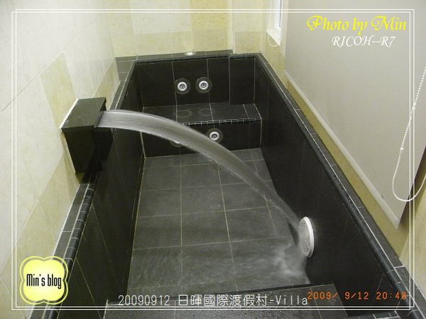 R0019035 日暉國際渡假村-房間內 浴池 放水中.JPG