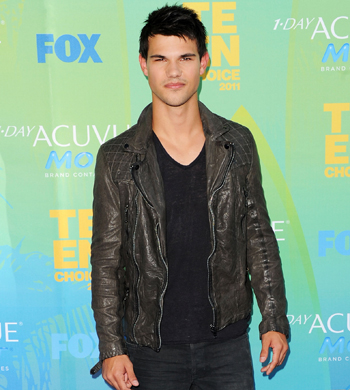 taylor-lautner-2011-teen-choice-awards-red-carpet-08072011-lead.jpg
