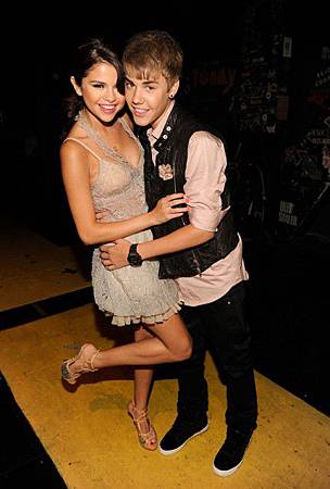 justin-bieber-selena-gomez-2011-teen-choice-awards-red-carpet-08072011-03-430x638.jpg