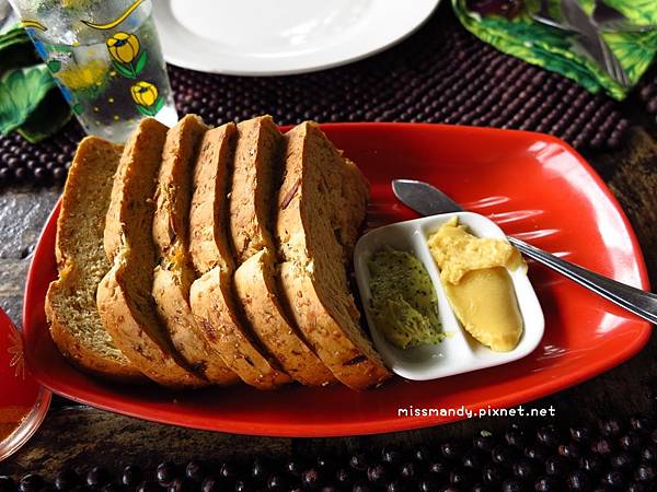 Complimentary squash loaf bread with honey and pesto spreads. free.JPG Complimentary squash loaf bread with honey and pesto spreads. free.JPG