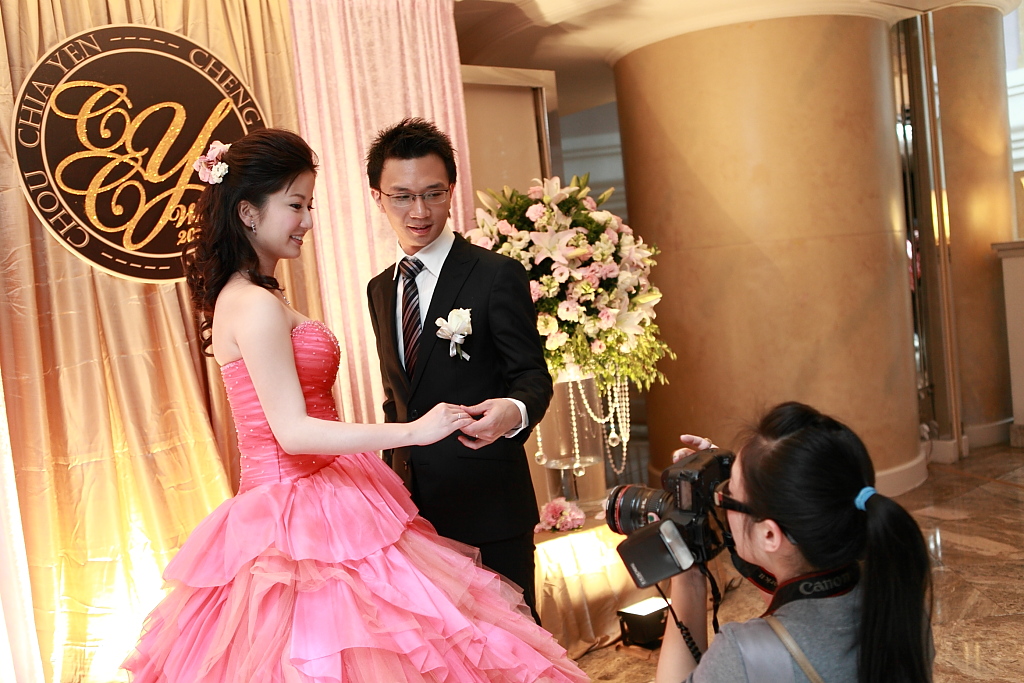 Julia的婚攝在幫我們喬拍照姿勢.jpg Julia的婚攝在幫我們喬拍照姿勢.jpg