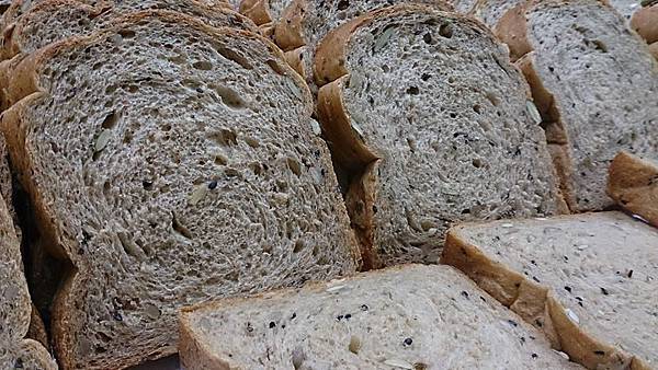 全麥雜糧土司.jpg 全麥雜糧土司.jpg