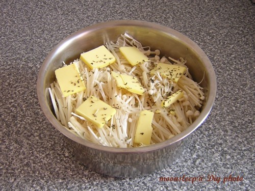 在生米上鋪滿金針菇及奶油薄片,按下開關煮20分鐘 在生米上鋪滿金針菇及奶油薄片,按下開關煮20分鐘