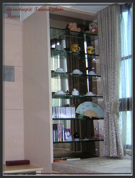 客廳展示櫃(茶鏡背板，強化玻璃隔板)
