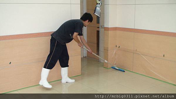 施工中 刮水.JPG