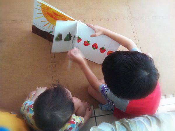 好餓好餓的毛毛蟲～繪本『葛格Todd說故事表演繪本給底迪Thor看 [Todd & Thor 兄弟倆]-01