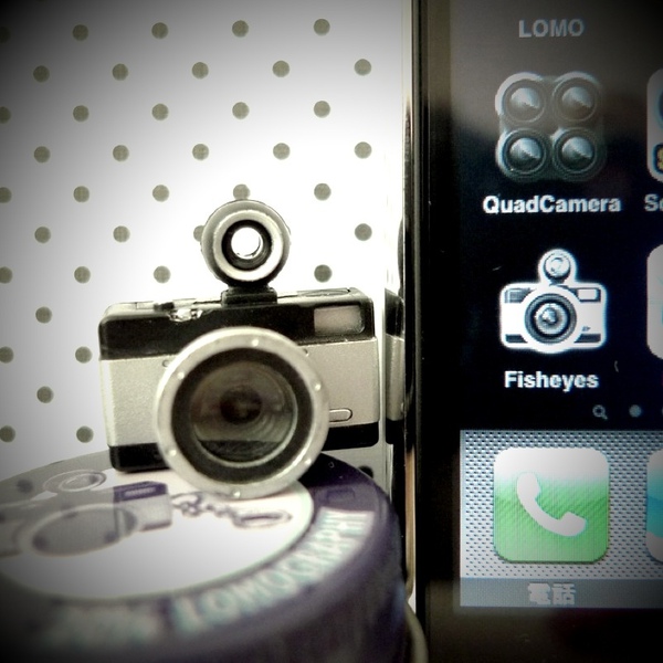 iphone上的app LOMO相機軟 搭配同款 LOMO原廠吊飾 LC-A+ 20% Lomography-02