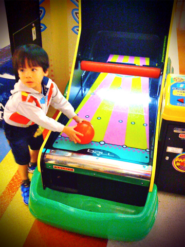 Todd在SEGA WORLD玩保齡球01.jpg Todd在SEGA WORLD玩保齡球01.jpg