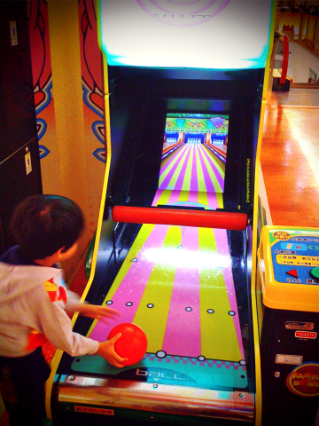 Todd在SEGA WORLD玩保齡球02.jpg Todd在SEGA WORLD玩保齡球02.jpg