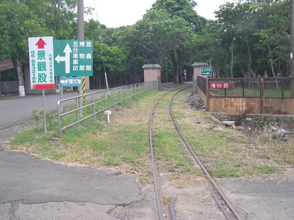 烏樹林糖廠前的糖鐵軌道 烏樹林糖廠前的糖鐵軌道