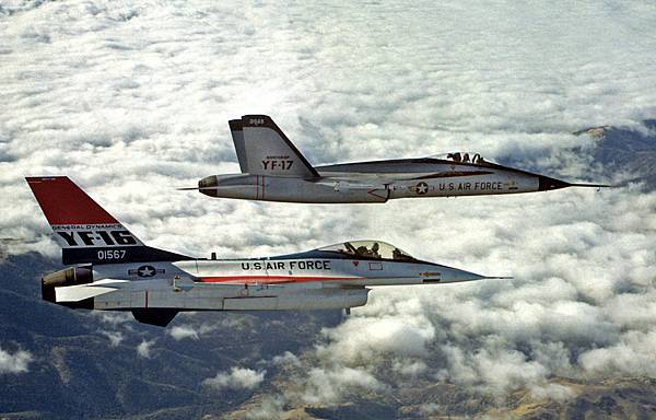 YF-16_and_YF-17_in_flight_2.jpg