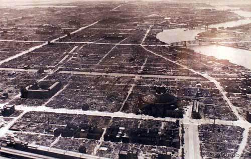 大轟炸後幾乎化為一片焦土的東京市中心，台北並未遭受此等毀滅性打擊