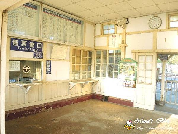 新埔車站：【苗栗】日式風味最靠海的木造站房❤新埔火車站