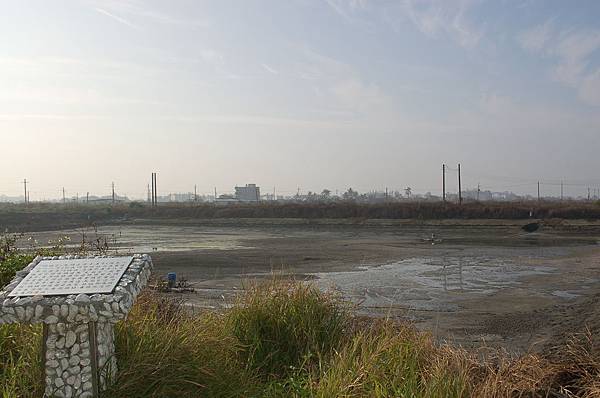 位於鹿耳門溪旁的古鹿耳門媽祖廟遺址,滄海桑田,昔日大廟今為魚塭。 位於鹿耳門溪旁的古鹿耳門媽祖廟遺址,滄海桑田,昔日大廟今為魚塭。