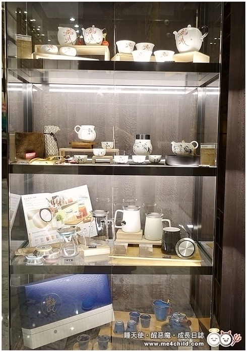 文创商品的展示柜,陈列eilong中国风的茶具系列组.