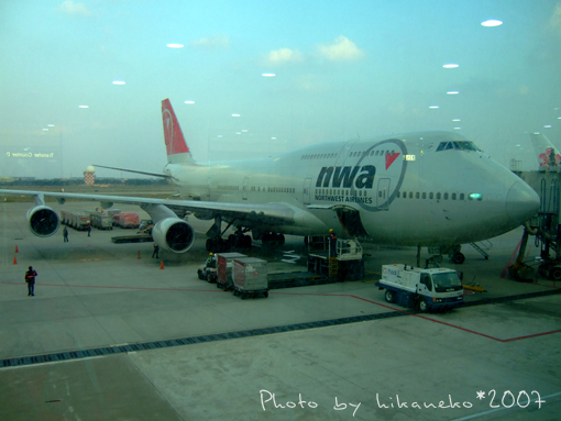 2007_1130006_飛機剛停好,正在裝行李.JPG 2007_1130006_飛機剛停好,正在裝行李.JPG