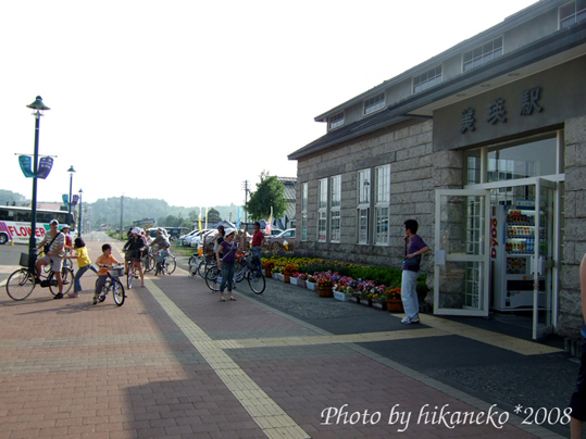 DSCF2627_車站外‧大家都在騎腳踏車了.jpg