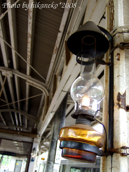 DSCF3254_月台上的舊電氣燈.jpg