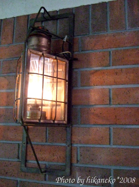 DSCF3256_通往出口走道上的舊電氣燈.jpg DSCF3256_通往出口走道上的舊電氣燈.jpg