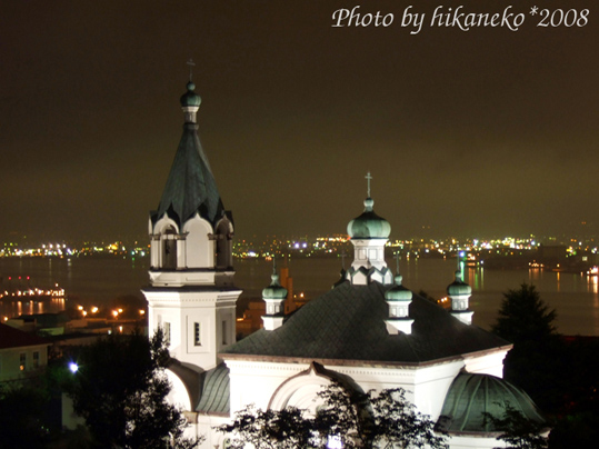 DSCF4044_晚上10點多，外面開始下雨，函館山整個都是霧！我們邊看夜景邊吃點心.jpg