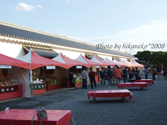 DSCF5174_應該是配合菊花展,許多京都特產小吃也來擺攤。.jpg DSCF5174_應該是配合菊花展,許多京都特產小吃也來擺攤。.jpg