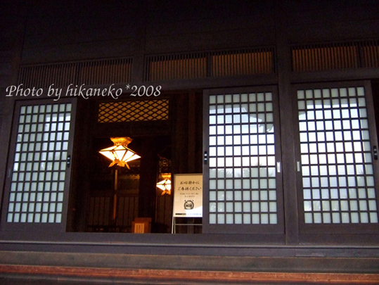 DSCF5226_阿彌陀堂‧裡面的燈感覺很暖和的樣子.jpg