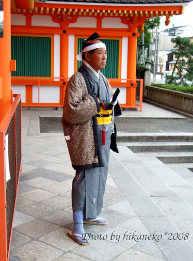 DSCF5434_八坂神社‧呃，不知道這位大叔一直站在這邊是做什麼的，表情也一直都很嚴肅，不好意思問‧‧‧.jpg