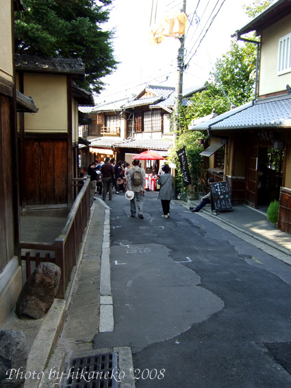 DSCF5623_三年坂‧接近清水寺，遊客越來越多.jpg