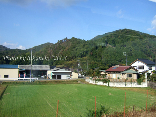 DSCF6057_沿途都是平房、農地和山.jpg