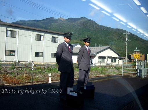 DSCF6068_交班的車掌們,お疲れさまでした!.jpg DSCF6068_交班的車掌們,お疲れさまでした!.jpg