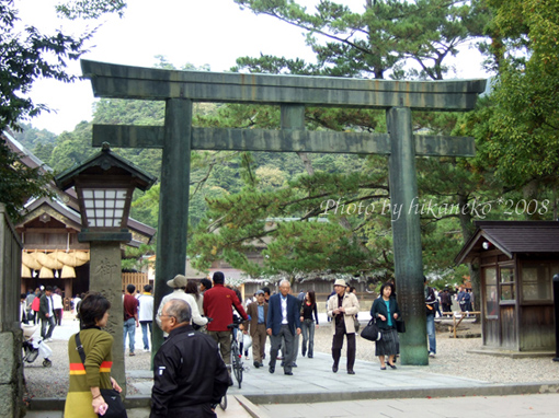 DSCF6528_出雲大社銅鳥居前‧門口看人不多，怎知裡面已經一大群來參拜的遊客了.jpg