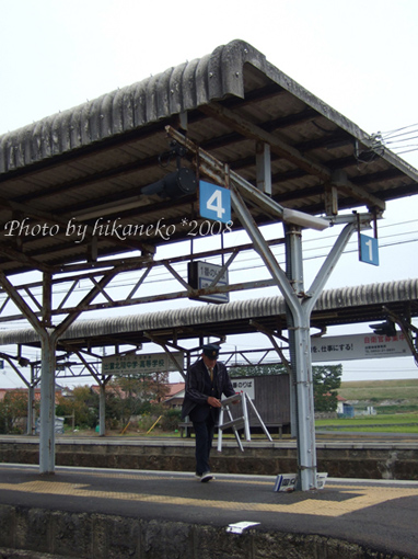 DSCF6657_在川跡站等待電車的同時,看到站務阿伯正在換月台的板子.jpg DSCF6657_在川跡站等待電車的同時,看到站務阿伯正在換月台的板子.jpg