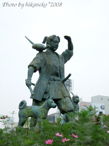 DSCF6701_才剛說,就看到桃太郎的銅像立在車站噴水池前.jpg DSCF6701_才剛說,就看到桃太郎的銅像立在車站噴水池前.jpg
