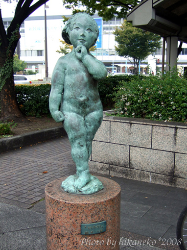 DSCF6704_也有別的藝術家創作出自己認為的桃太郎雕像.jpg