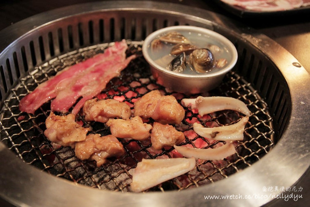 『食記』高雄新興。炭火燒肉本舖，品質穩定 - 就愛吃喝玩樂的尼 ...