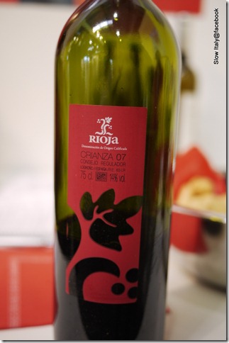 Rioja crianza 07'    這款沒有製造酒莊的Rioja是怎麼回事？ 說明該協會致力推廣Rioja品牌，每年集合眾生產酒款並只有編號無酒標來作試飲，接續挑選一家最好的酒莊代表貼標上市，但仍不標明酒莊生產者名號～ 這種感覺稍霸道卻相當有力的作法，聯想到大家說西班牙目前正努力崛起的決心～ 充滿美好辛香料氣息的此款，入口甜美如同糖蜜般口味非常討喜，會說若以日常餐酒此款必定可橫掃許多新舊世界品項呢...