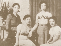 --台灣歌謠的第1代女歌星，攝於1934年，右第1位是純純(本名劉清香)，第2位是阿秀，第3位是愛愛，最左邊是阿葉----
