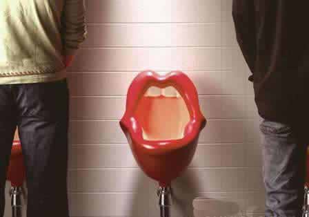 ----黃華成：『英國女皇是天天大便的，天天都會。』----