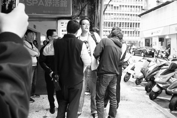 洪崇晏當街遭便衣刑警逮補畫面曝光+聲援「捍衛民主,還我喇叭」 洪崇晏當街遭便衣刑警逮補畫面曝光+聲援「捍衛民主,還我喇叭」