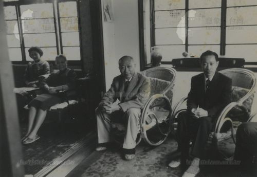 姜振驤與姜烘楷父子在姜家日式宅院中合影。姜烘楷與父親一樣都喜 姜振驤與姜烘楷父子在姜家日式宅院中合影。姜烘楷與父親一樣都喜