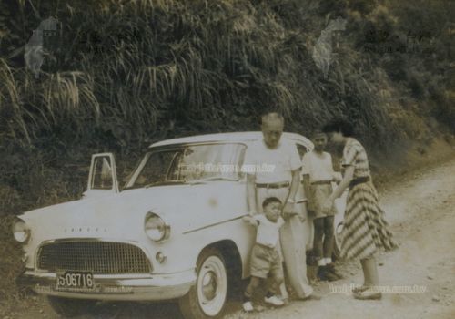 姜振驤與姜烘楷父子在姜家日式宅院中合影。姜烘楷與父親一樣都喜 姜振驤與姜烘楷父子在姜家日式宅院中合影。姜烘楷與父親一樣都喜