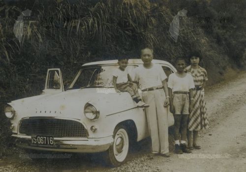 姜振驤與姜烘楷父子在姜家日式宅院中合影。姜烘楷與父親一樣都喜 姜振驤與姜烘楷父子在姜家日式宅院中合影。姜烘楷與父親一樣都喜