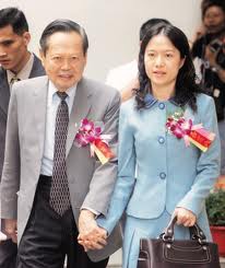 諾貝爾物理獎得主楊振寧和相差54歲妻子翁帆結婚超過10年,當 諾貝爾物理獎得主楊振寧和相差54歲妻子翁帆結婚超過10年,當