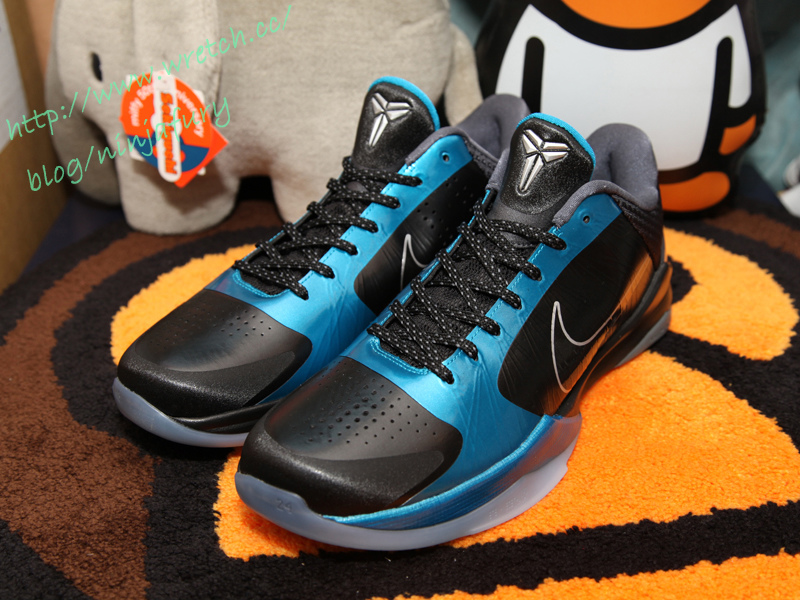 Kobe v store dark knight